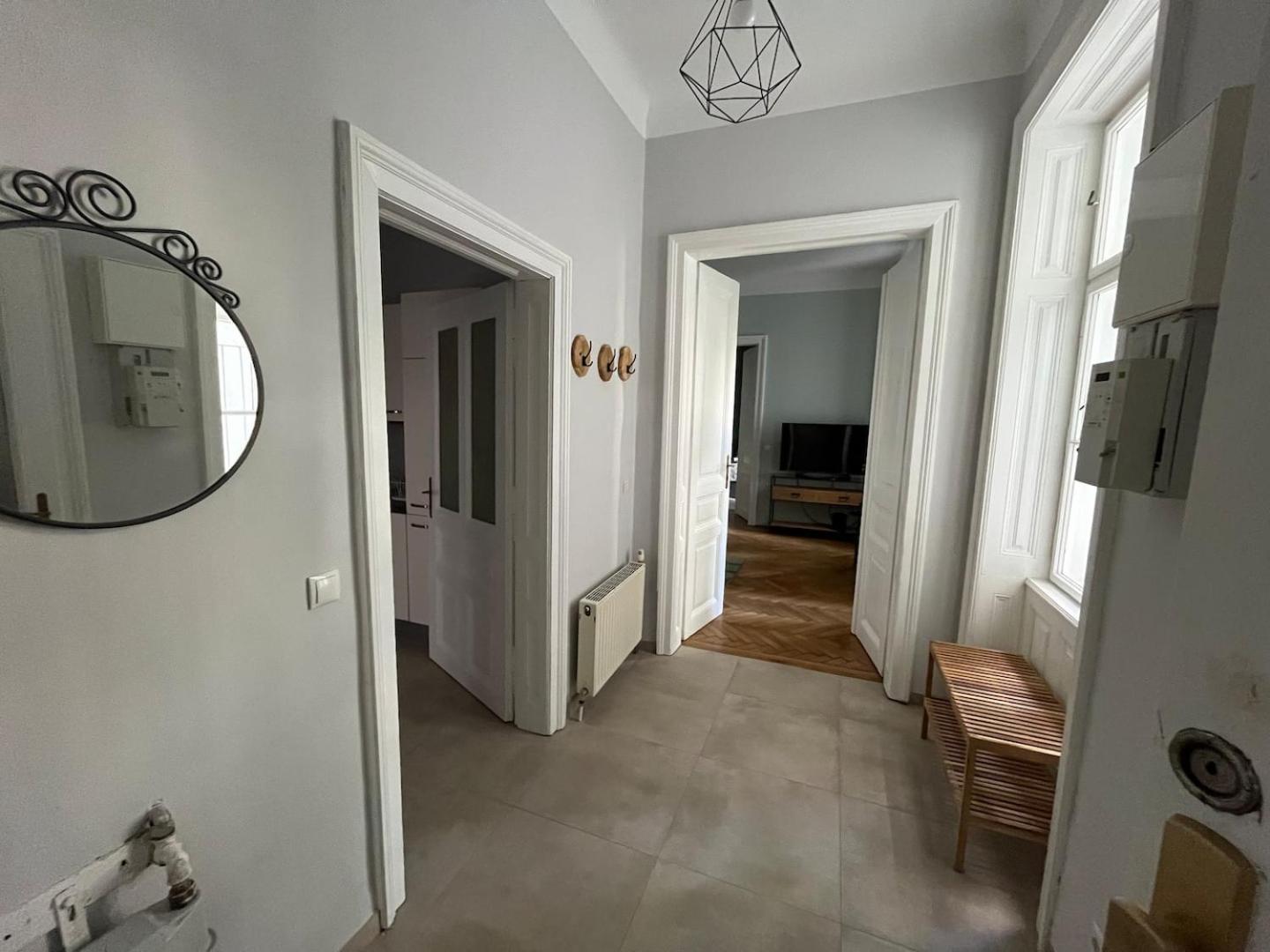 Grosszuegiger Wiener Altbau Gleich Neben Schoenbrunn Exterior foto
